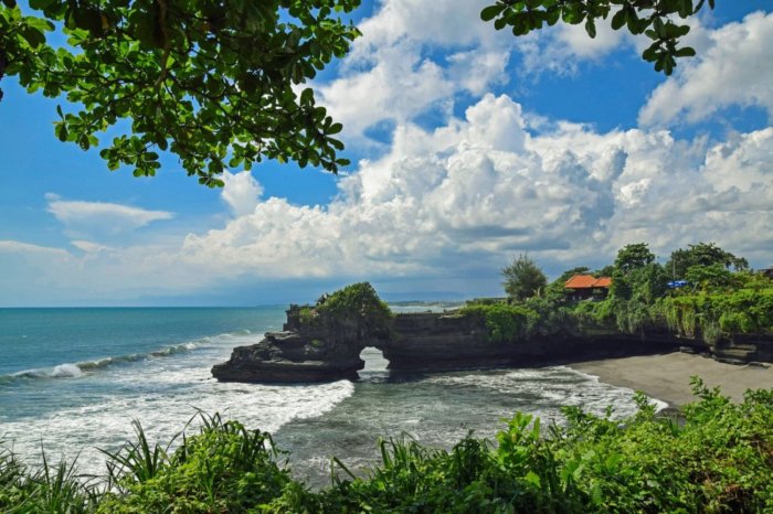 Tanah lot bali ular suci