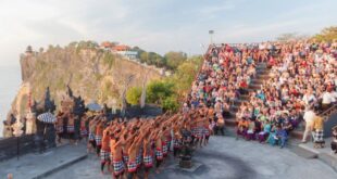 Kecak tari bali uluwatu sejarah keunikannya dibalik sajian makna gelaran menyaksikan mylittleadventure metrum tipsnya garudacitizen