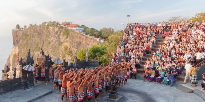 Kecak tari bali uluwatu sejarah keunikannya dibalik sajian makna gelaran menyaksikan mylittleadventure metrum tipsnya garudacitizen