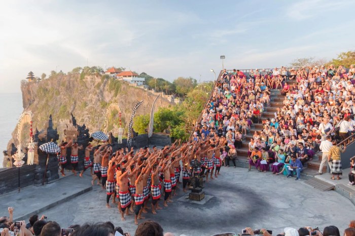 Kecak tari bali uluwatu sejarah keunikannya dibalik sajian makna gelaran menyaksikan mylittleadventure metrum tipsnya garudacitizen