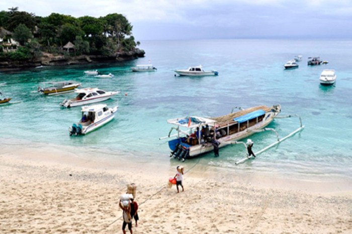 Nusa penida pelabuhan buyuk dermaga pulau jumlah turis terutama kunjungan