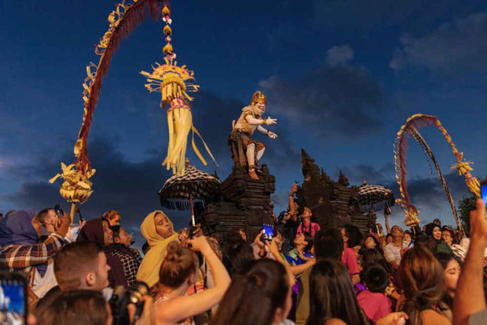 Kecak tari gerakan makna sejarah seni properti