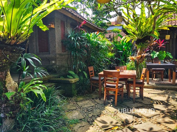 Makan warung rus ubud