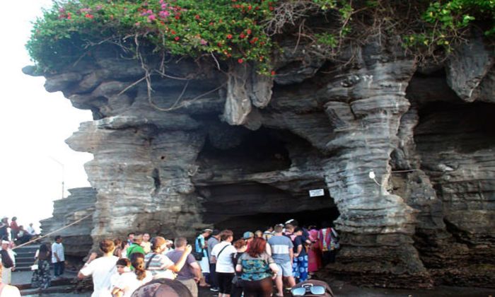 Tanah batu bolong pura melasti suci ular lain sisi terjun