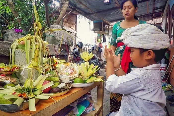 Mantra natab banten otonan